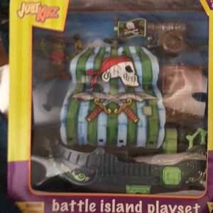 Play set Battle island new ages 3+ Just Kidz 13” x 14” Pirate 3” treasure chest